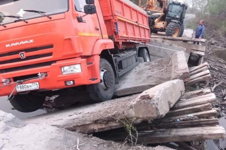 В Куртамышском округе под грузовиком рухнул мост