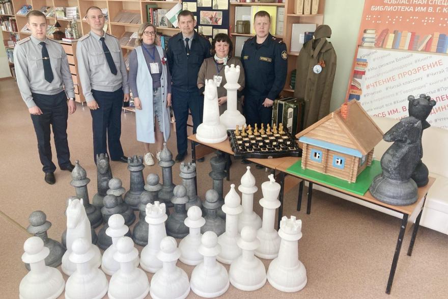 Курганские осуждённые изготовили шахматы для плохо видящих детей