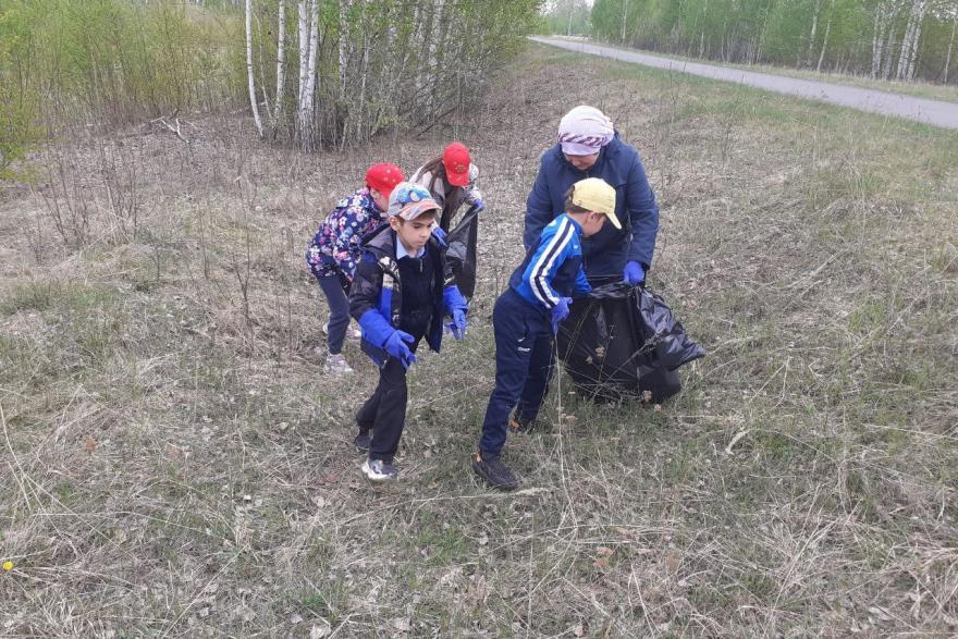 В Сафакулевском округе школьники защищают свои селения от мусора и пожаров