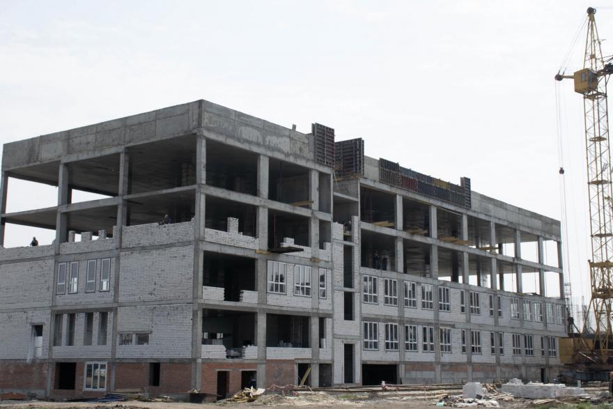 В Кургане строители новой школы в Заозёрном готовятся к отделочным работам