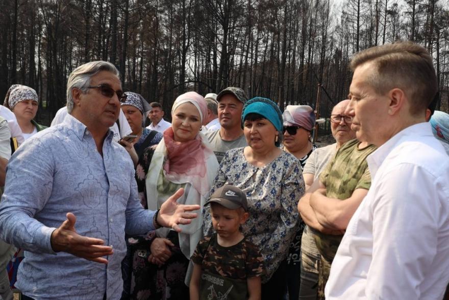 В сгоревшем Юлдусе с жителями встретился зампремьер-министра Татарстана 