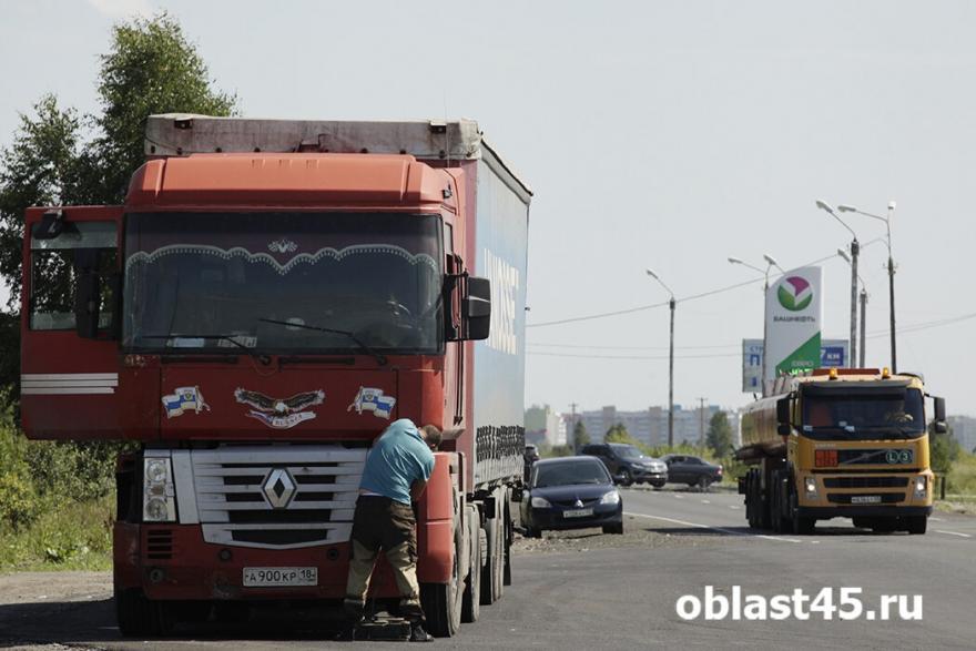 Почему водители большегрузов вываливают тонны асфальта на зауральские дороги?