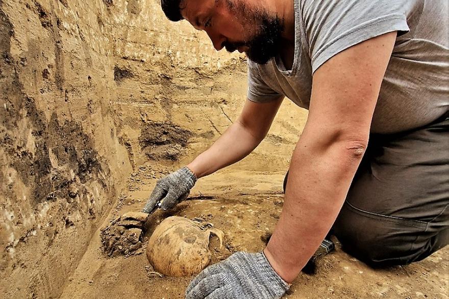 В Курганской области археологи нашли древнее погребение