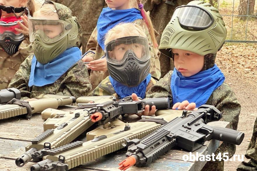 Дети курганских бойцов СВО отметили свой праздник с автоматами в руках