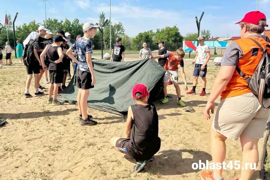 Юные курганцы играли в футбол парами и собирали палатки на новом стадионе
