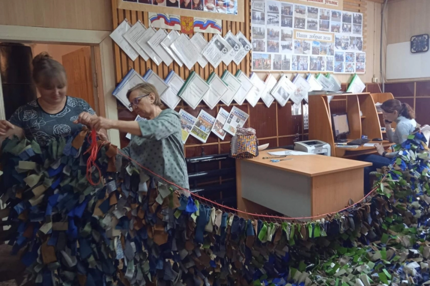 «Помогаем в тылу»: жители Шатровского округа плетут маскировочные сети на СВО
