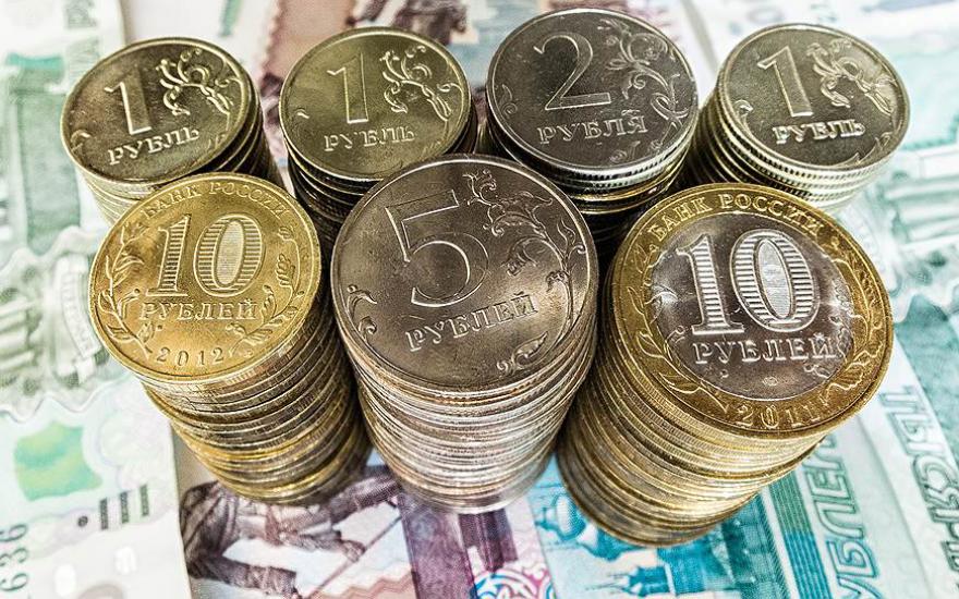 Слабый курс рубля поможет России избежать трудностей из-за санкций