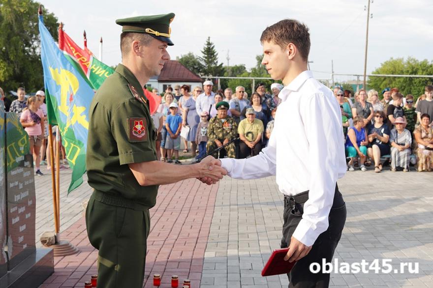 Курганский военком вручил участнику спецоперации медаль Жукова