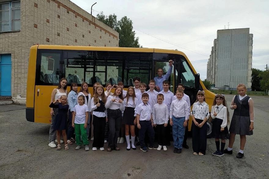 В Курганской области лицею имени героя России выделили новый автобус