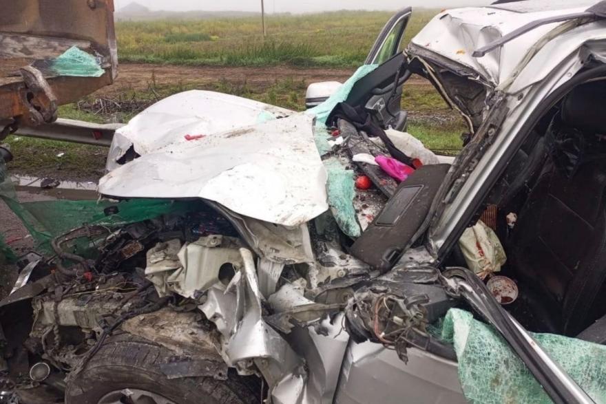 В Зауралье в аварии с грузовиком пострадали трое детей и погибла женщина