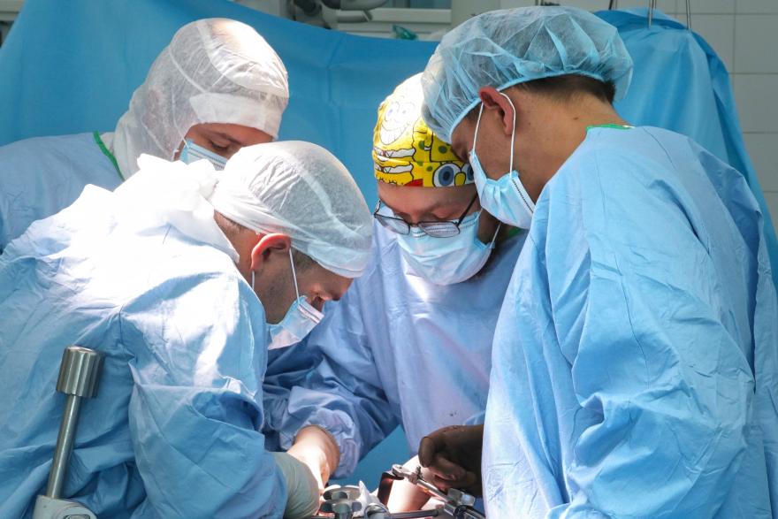 В Кургане врачи центра Илизарова и онкодиспансера провели совместную операцию