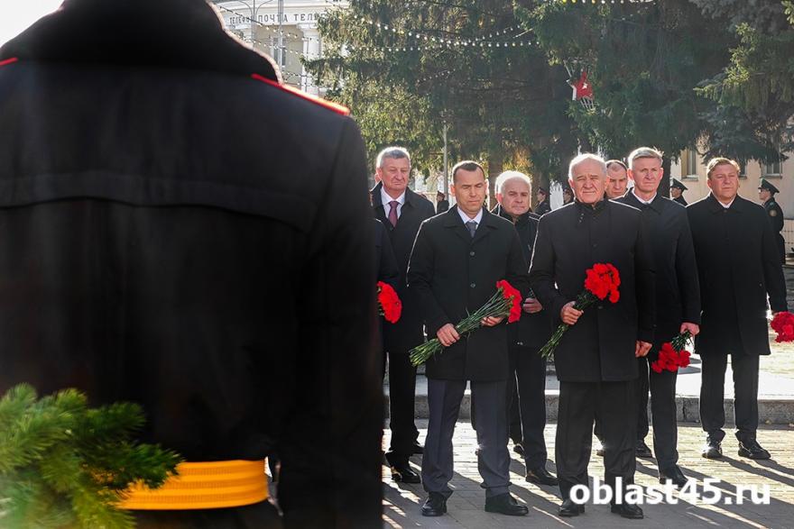 В Кургане «оборонные» сенаторы и глава региона почтили память павших в войне
