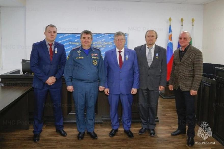 Сотрудников курганского аэропорта наградили медалями МЧС России