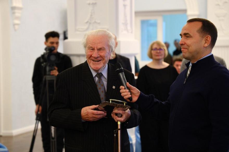 Зауральскому писателю Виктору Потанину вручили государственную награду