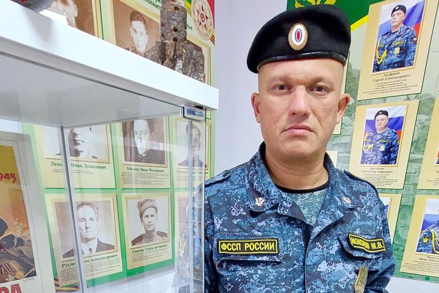 Судебный пристав-поисковик из Кургана нашёл медаль военного танкиста