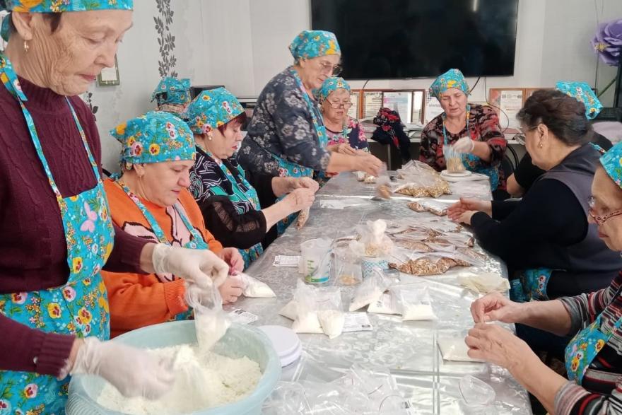 Зауральские «серебряные волонтёры» готовят сухие супы и каши для бойцов СВО