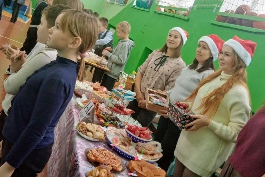 В селе Курганской области школьники организовали ярмарку в поддержку СВО 