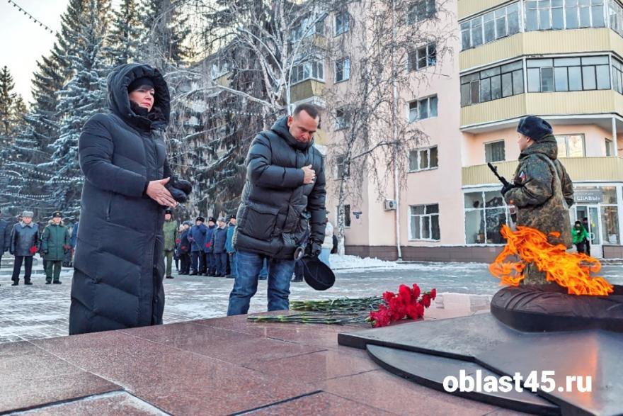 Губернатор Шумков и глава Кургана Ситникова почтили память Героев Отечества