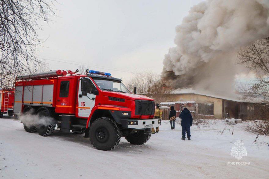 В Кургане пожарные спасли из огня пенсионерку