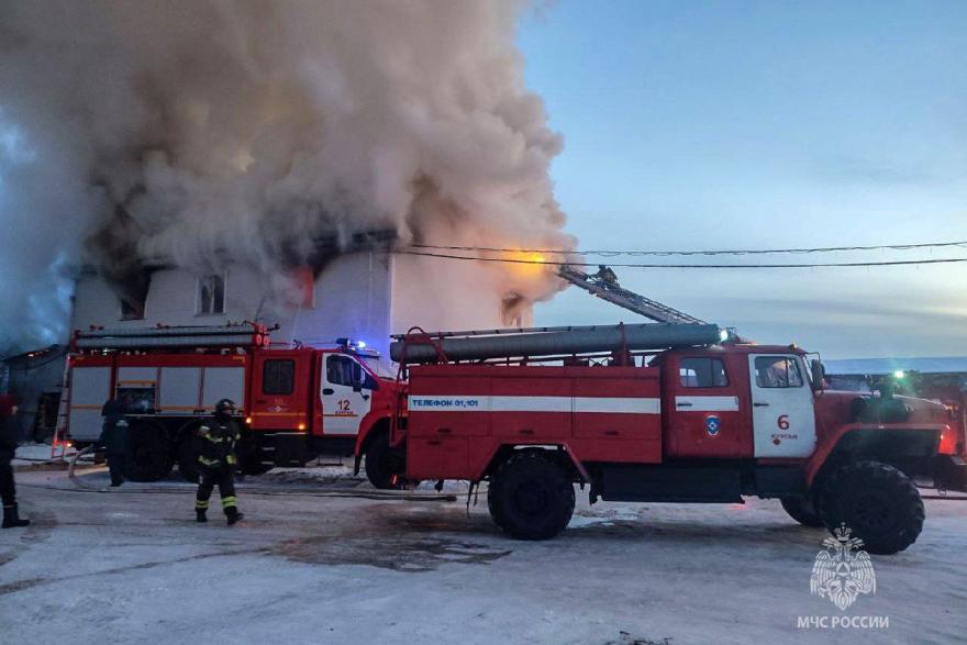 Курганские огнеборцы тушат крупный пожар на улице Омской