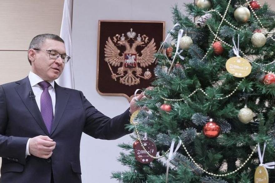 Полпред президента Владимир Якушев исполнит новогодние мечты 10 детей из УрФО