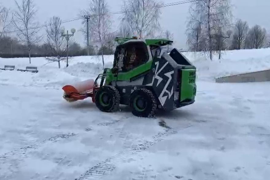 Погрузчики «Кургандормаша» в аномальные снегопады вышли на работу в Москве