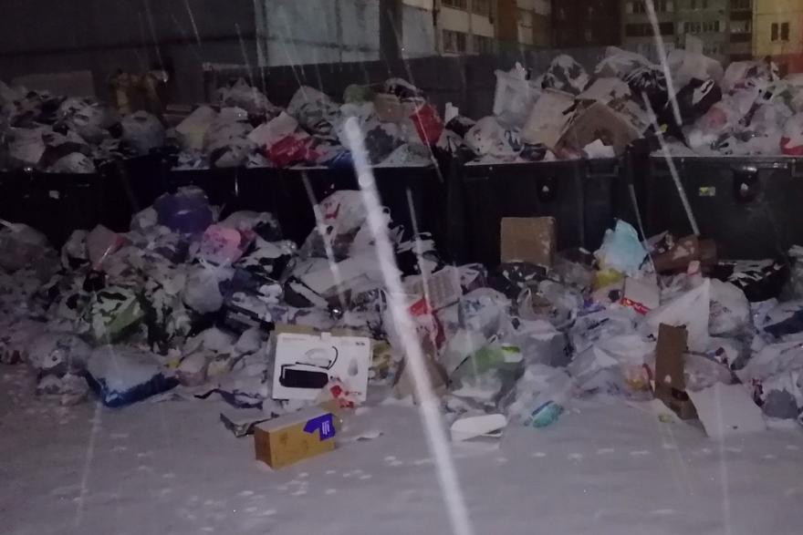 Курганцы пожаловались на заваленные мусором контейнеры