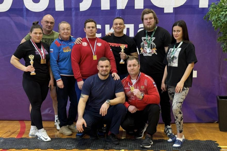 Зауральцы привезли все виды медалей с чемпионата Урала по пауэрлифтингу