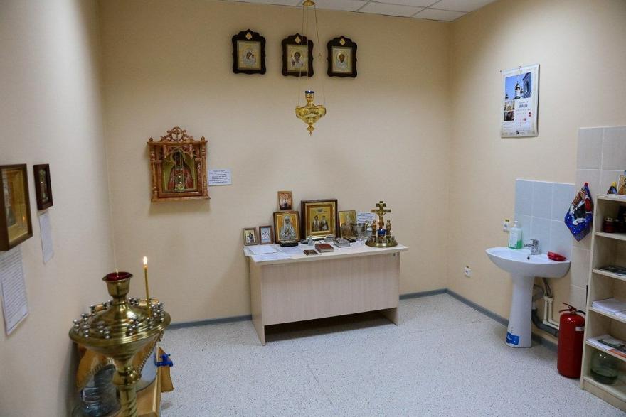 В Кургане перинатальный центр получил икону Божией Матери для молебной комнаты