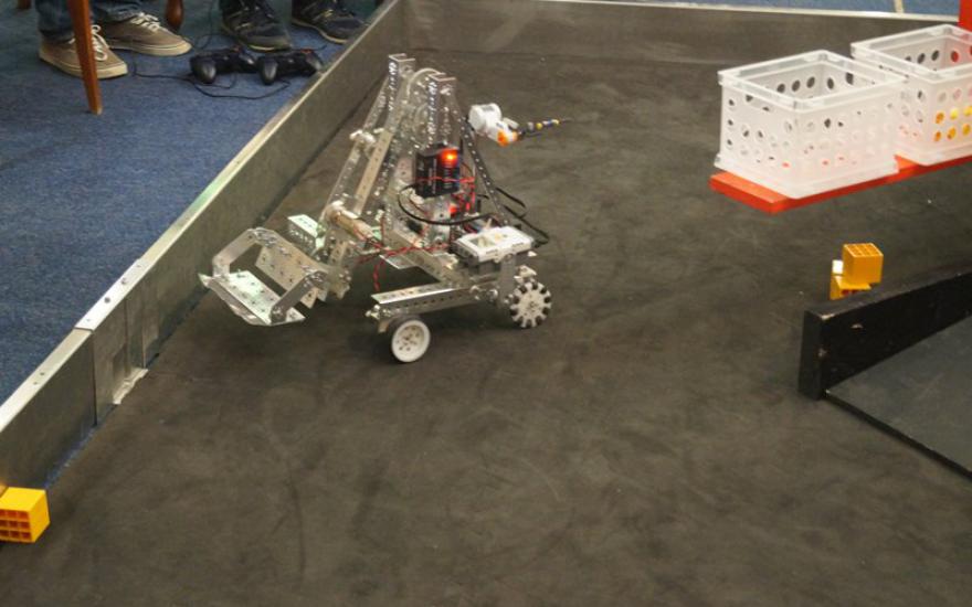 Школьники из Зауралья стали одними из лучших в конкурсе роботостроения