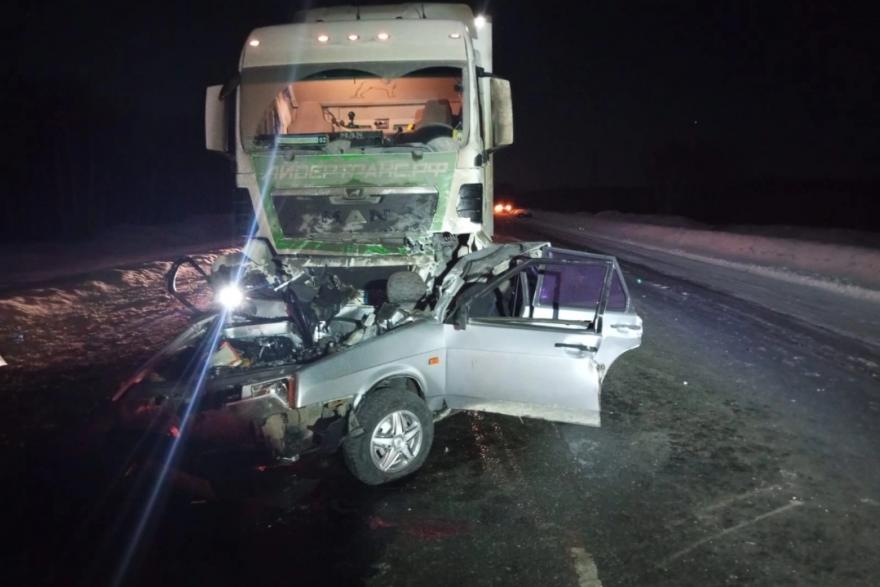 На трассе Курганской области после аварии с большегрузом погиб начинающий водитель 