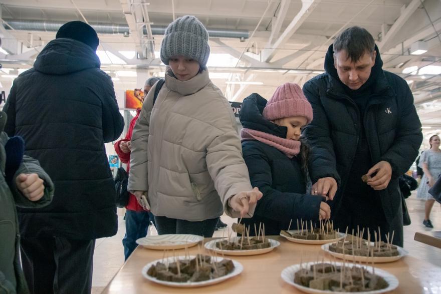 Курганцы ели блокадный хлеб в годовщину освобождения Ленинграда