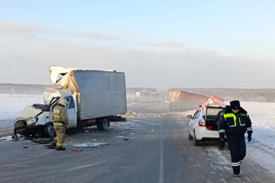 На трассе Свердловской области столкнулись 9 авто