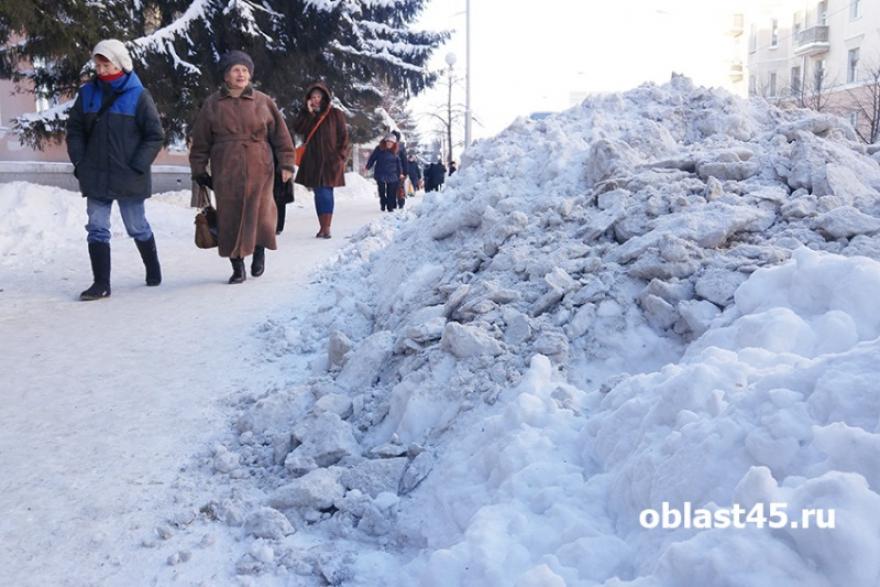 Курганцы массово жалуются на снежные валы во дворах и на улицах