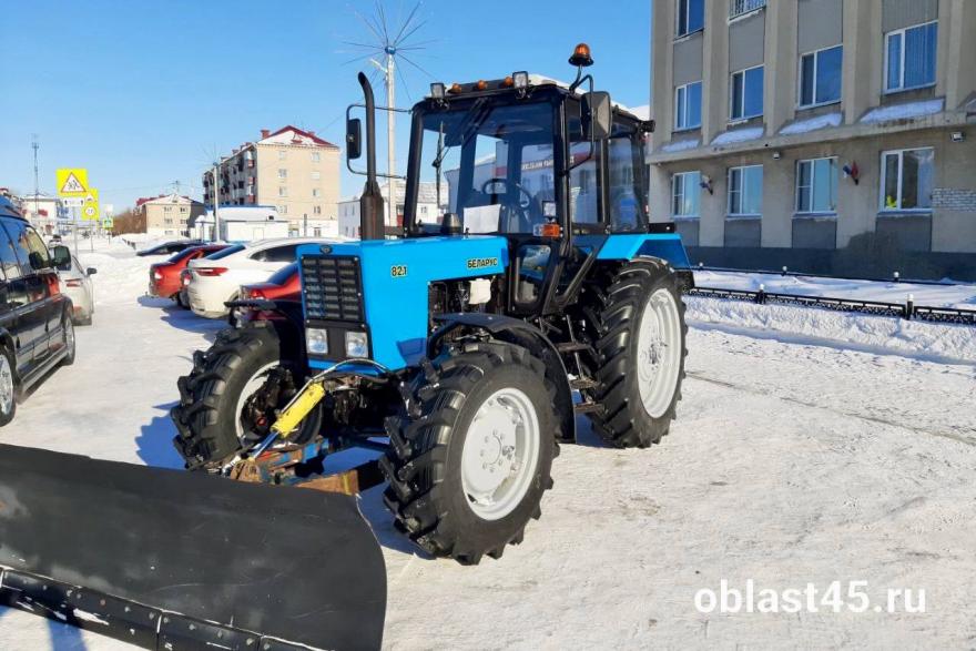Сенатор Сергей Муратов подарил зауральскому округу новый трактор