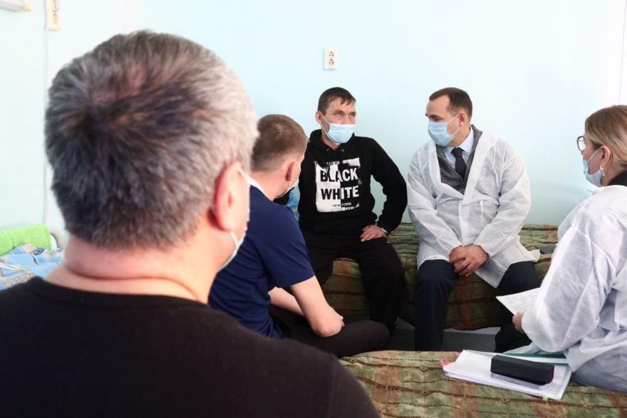 Губернатор Курганской области посетил участников СВО в госпитале ветеранов 