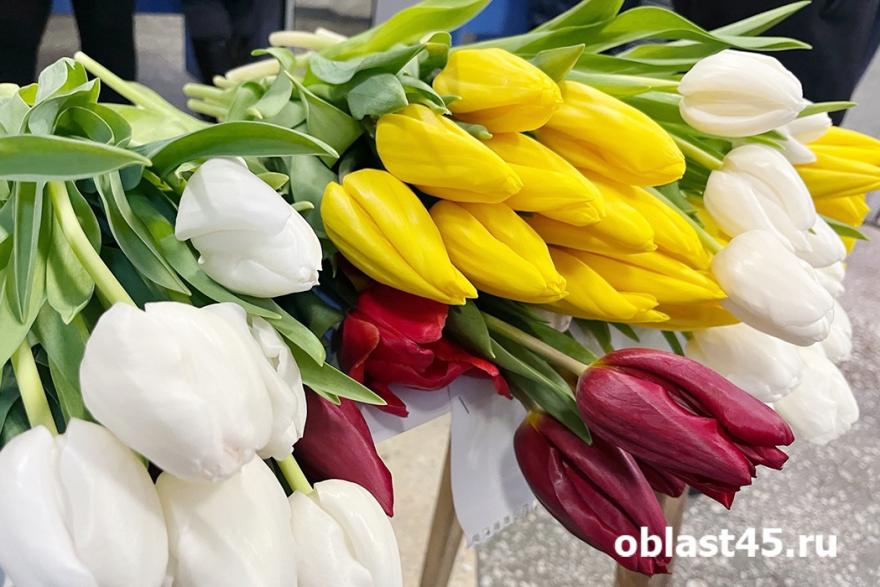 Тюльпан для каждой: сотрудниц «Курганприбора» задарили весенними цветами
