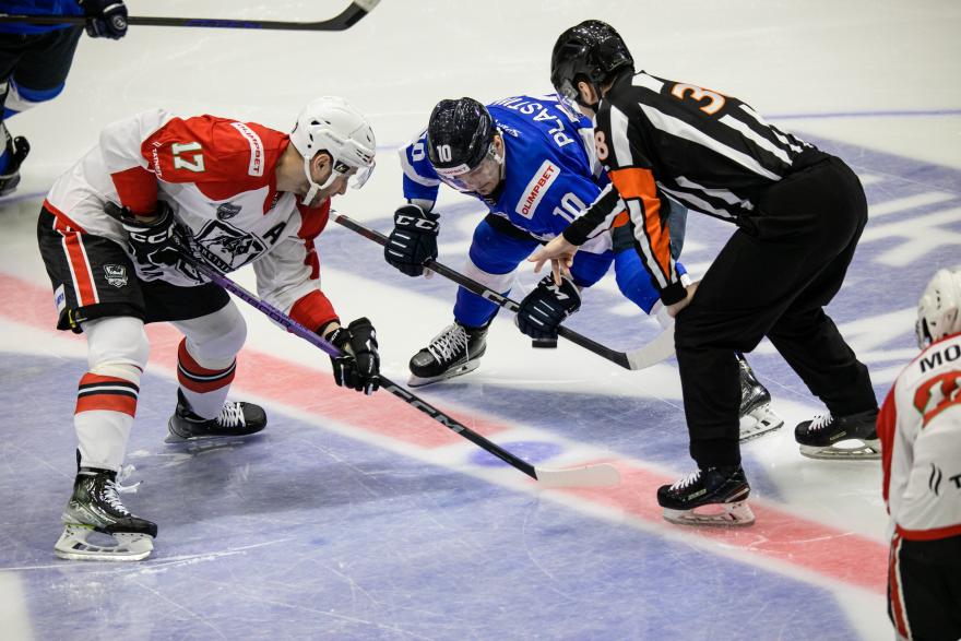 Дубль Сергея Голоднюка принёс победу в первом матче 1\4 хоккеистам «Зауралье»