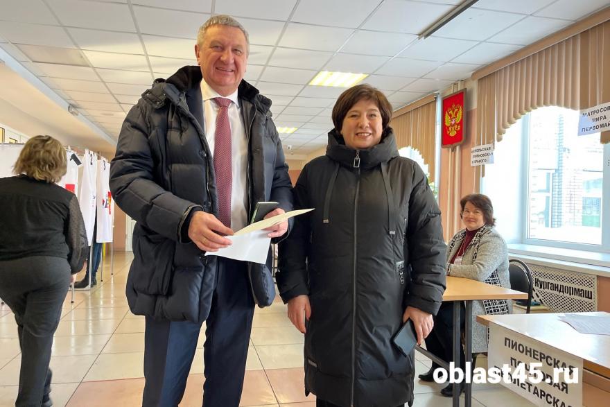 Сенатор Муратов и курганские заводчане проголосовали на выборах президента РФ