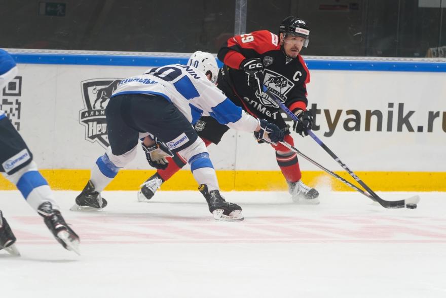 «Нефтяник» упрочил преимущество в серии над курганскими хоккеистами