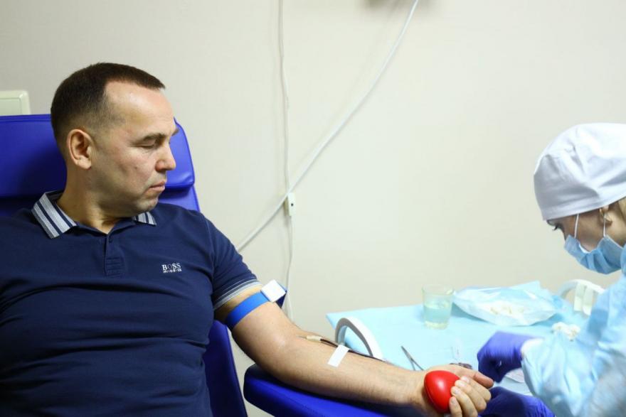 Курганский губернатор сдал кровь для нуждающихся