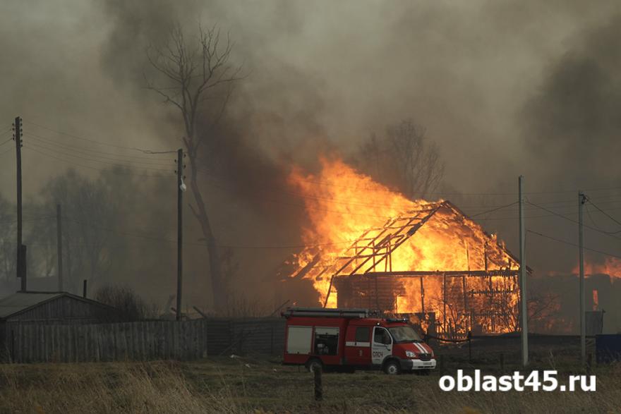 В Курганской области загорелся жилой дом