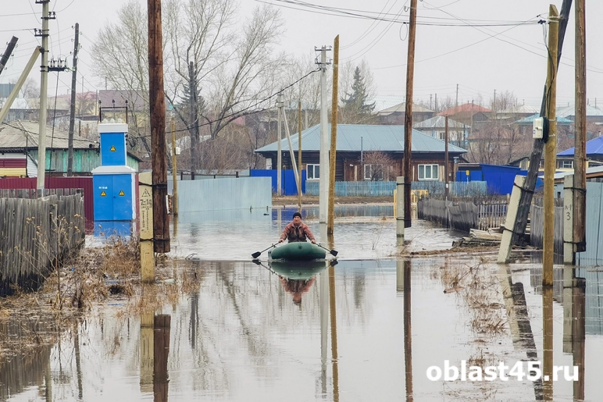 Зауральцы, чьи дома пострадали от паводка, получат по 10 тысяч рублей