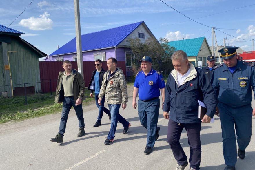 Губернатор Шумков приехал в Кетово и прошёл по домам пострадавших от паводка