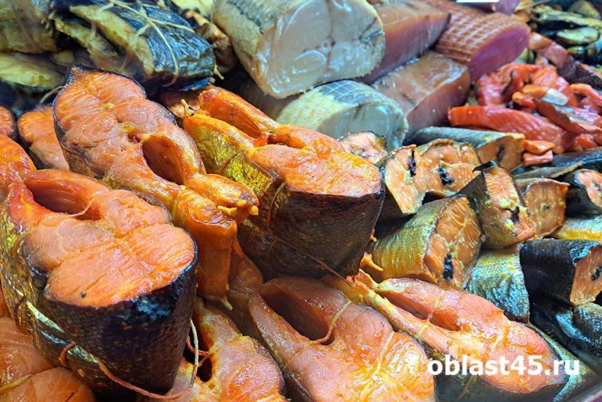 Курганцы пробуют камчатские морские деликатесы