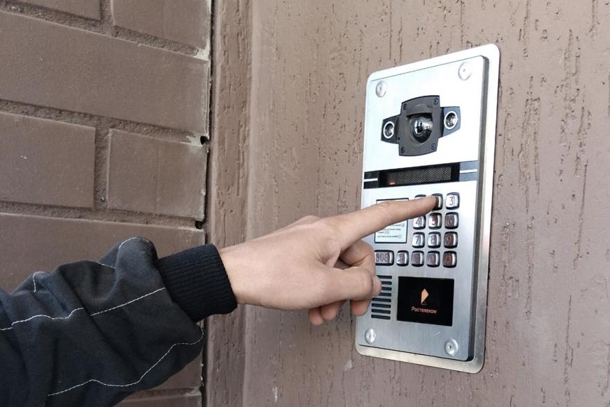 Одним прикосновением: курганцы открывают дверь домофона со смартфона