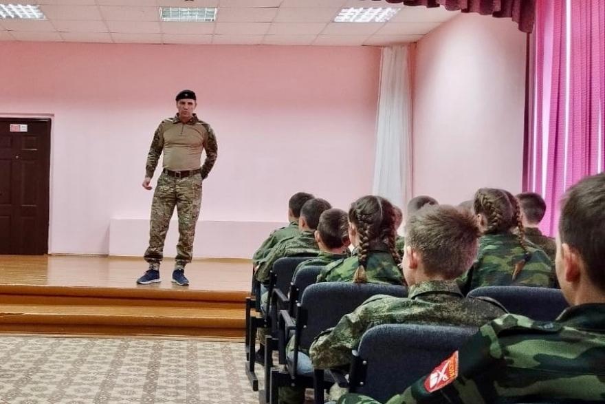 «Ваша помощь и забота нужны нам»: боец СВО встретился со школьниками Шадринска 