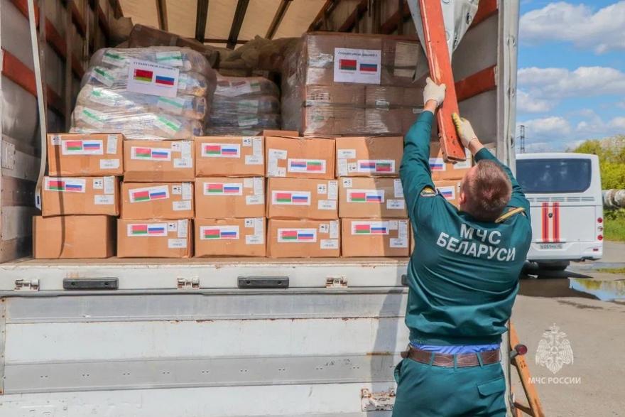 Белорусские спасатели доставили 36 тонн гуманитарки в Курганскую область