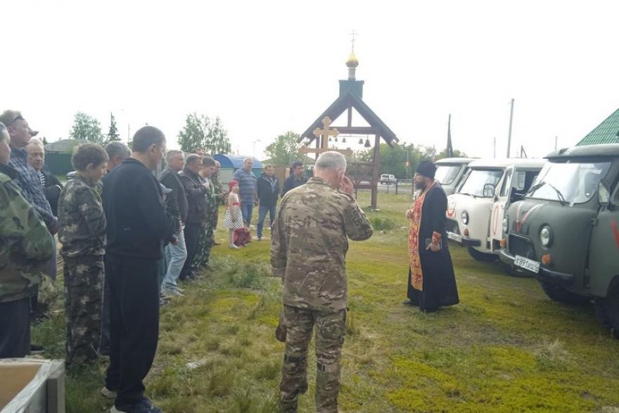 Курганский священник освятил технику для военных СВО