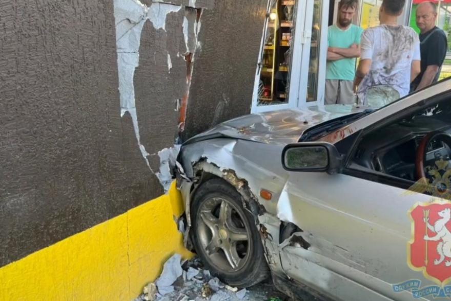 В Екатеринбурге водитель наехал на пешеходов и врезался в стену
